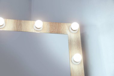 Soyunma odasında beyaz duvarının yakınında makyaj aynası