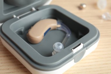 Veren hasta işitme cihazı Kliniği, closeup masada doktor