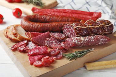 Kurulu farklı dilimlenmiş et ürünleri ile kesme masaya servis