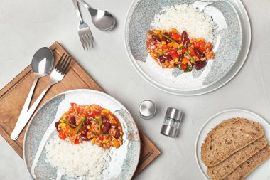 Chili con carne gri tablo, düz pirinç ile servis yatıyordu