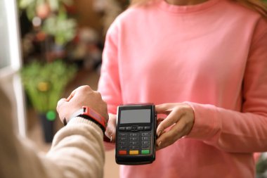Smartwatch çiçek eşya, closeup ile temassız ödeme için Terminal kullanarak müşteri