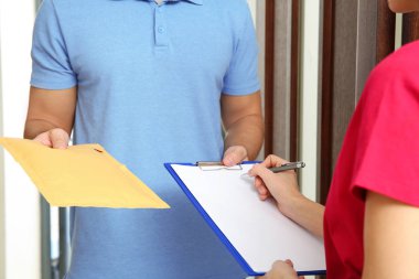 Yastıklı zarf teslim hizmeti kurye kapalı, closeup alma kadın