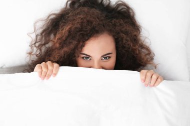 Battaniye, en iyi görünüm altında yatan genç Afrikalı-Amerikalı kadın. Yatma zamanı