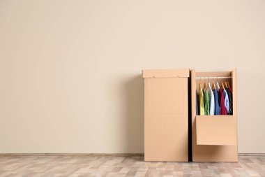 Kapalı renk duvara giysileri ile gardırop kutuları. Metin için yer