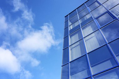 Modern ofis camlı mavi gökyüzü karşı Binası