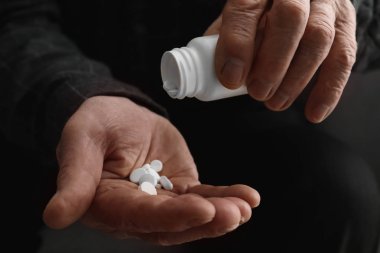 Komuta sizde hapları şişe eline, closeup dökme