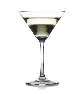 Beyaz arka planda bir bardak lezzetli martini.