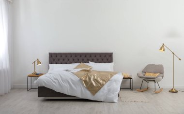Şık oda büyük rahat yatakta. Modern iç mekan tasarımları