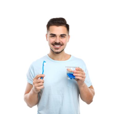 Diş fırçası renk arka plan, metin için yer üzerinde olan genç adam. Diş Bakımı