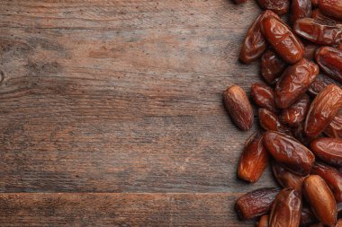 Tatlı tarihi meyve ahşap arka plan, üstten görünüm üzerinde kurumuş. Metin için yer