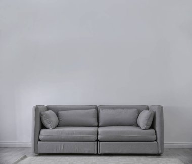 Basit salon iç ışık duvarının yakınında rahat kanepe ile. Metin için yer