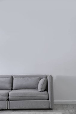 Basit salon iç ışık duvarının yakınında rahat kanepe ile. Metin için yer