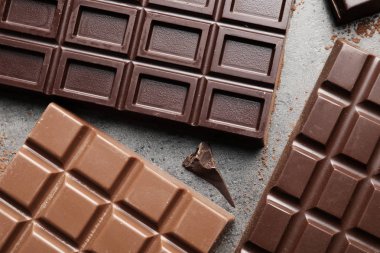 Gri arka plan, üstten görünüm üzerinde farklı çikolata bar