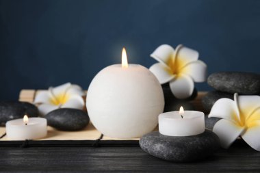 Spa taşları, mumlar ve masaya çiçek