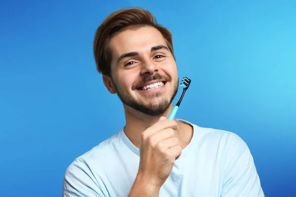 Ritratto Giovane Uomo Con Spazzolino Denti Sfondo Colori — Foto Stock