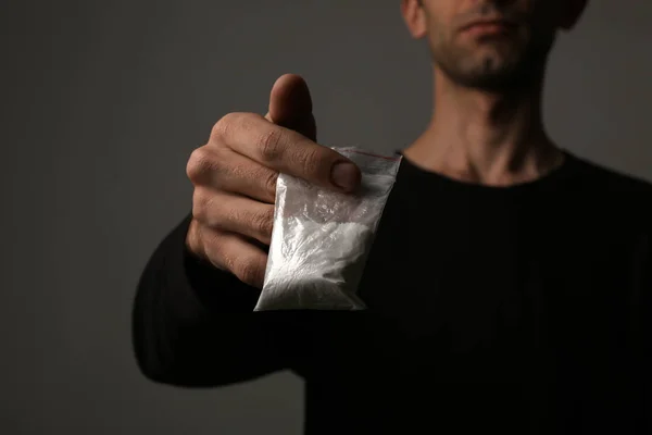 Drog Prodejce Hospodářství Pytel Kokainem Tmavém Pozadí Closeup — Stock fotografie