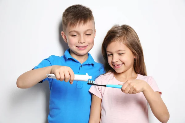 Schattige Kinderen Met Een Tandenborstel Plakken Witte Achtergrond — Stockfoto