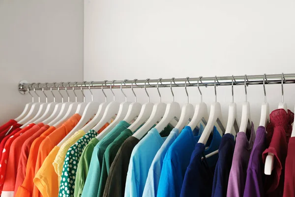 Cintres Avec Différents Vêtements Colorés Sur Rack Dans Garde Robe — Photo