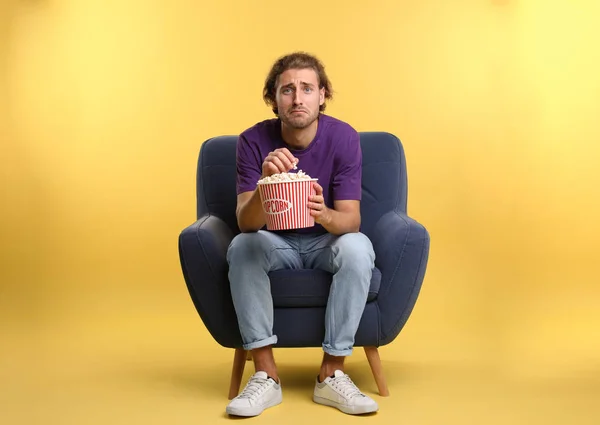 Emotionele Man Met Popcorn Zitten Fauteuil Tijdens Cinema Show Kleur — Stockfoto