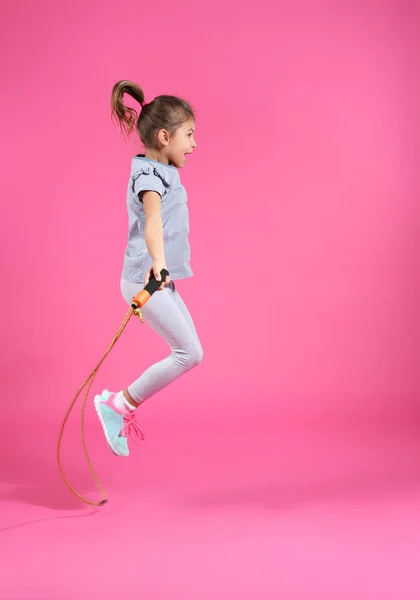 Tam Uzunlukta Portre Renk Arka Plan Üzerinde Atlama Kız — Stok fotoğraf