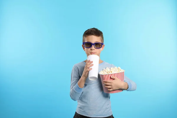Niño Con Gafas Palomitas Maíz Bebida Durante Espectáculo Cine Fondo —  Fotos de Stock