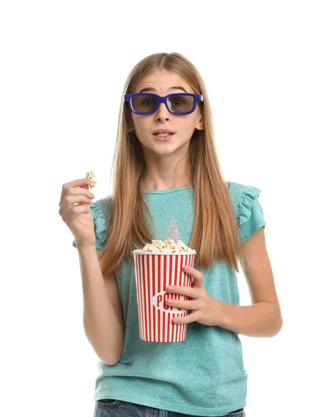 Emotionele Tienermeisje Met Popcorn Tijdens Bioscoop Toon Witte Achtergrond — Stockfoto