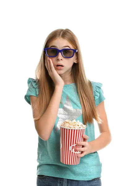 Emotionele Tienermeisje Met Bril Popcorn Tijdens Bioscoop Toon Witte Achtergrond — Stockfoto