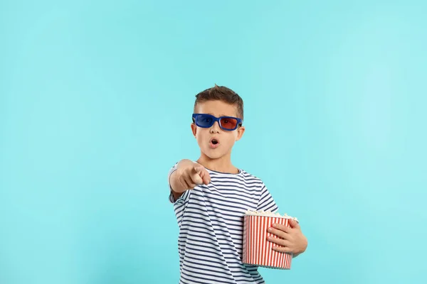 Garçon Émotionnel Avec Des Lunettes Pop Corn Pendant Spectacle Cinéma — Photo