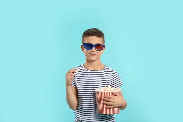 Junge Mit Brille Und Popcorn Während Einer Kinoshow Auf Farbigem — Stockfoto