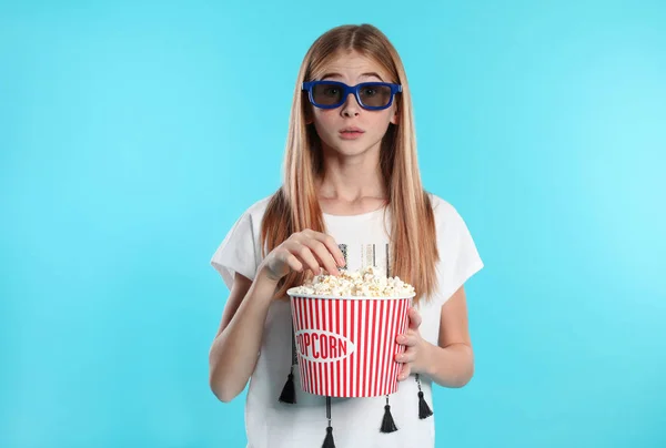 Emotionales Teenager Mädchen Mit Brille Und Popcorn Während Einer Kinoshow — Stockfoto