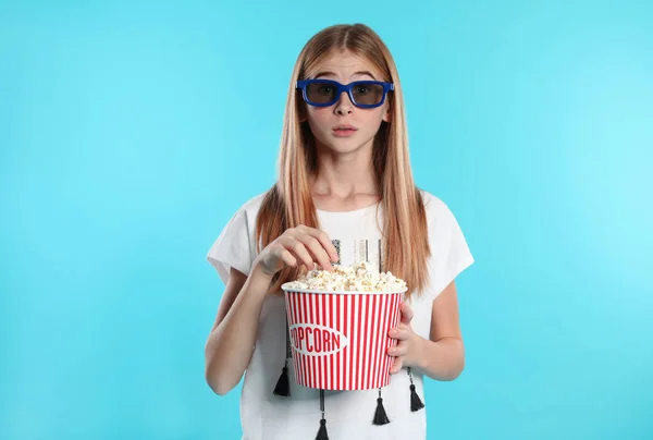 Chica Adolescente Emocional Con Gafas Palomitas Maíz Durante Espectáculo Cine — Foto de Stock