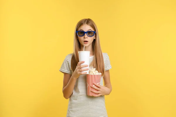 Emotionales Teenager Mädchen Mit Gläsern Popcorn Und Getränken Während Einer — Stockfoto