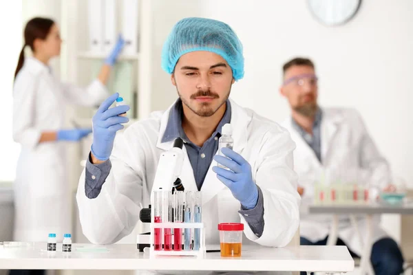 Scienziato Sesso Maschile Che Lavora Tavola Laboratorio Ricerca Analisi — Foto Stock