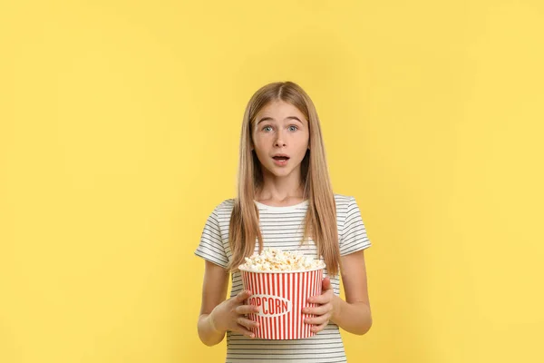 Menina Adolescente Emocional Com Pipoca Durante Show Cinema Fundo Cor — Fotografia de Stock