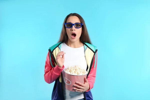 Mujer Con Palomitas Maíz Durante Espectáculo Cine Sobre Fondo Color — Foto de Stock