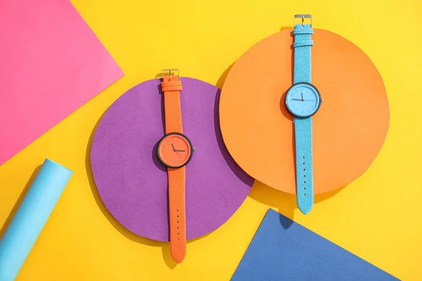 Composición Con Elegantes Relojes Pulsera Fondo Color Plano Laico Accesorio — Foto de Stock