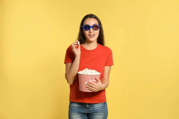 Mujer Con Palomitas Maíz Durante Espectáculo Cine Sobre Fondo Color — Foto de Stock