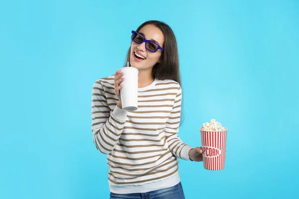 Nainen Popcornia Aikana Elokuva Näyttää Väri Tausta — kuvapankkivalokuva