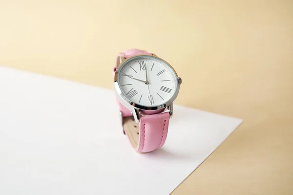 Eleganta Armbandsur Färgbakgrund Modeaccessoar — Stockfoto