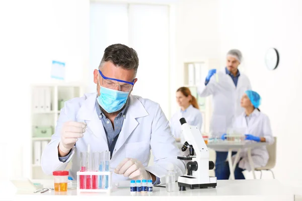 Wissenschaftler Tisch Labor Raum Für Text Forschung Und Analyse — Stockfoto