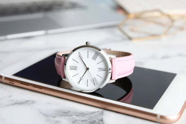 Stylische Armbanduhr Mit Modernem Smartphone Auf Marmortisch Modeaccessoires — Stockfoto