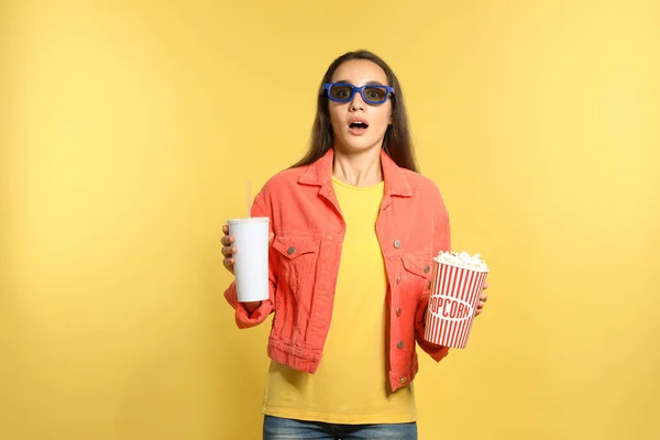 Mujer Con Palomitas Maíz Durante Espectáculo Cine Sobre Fondo Color — Foto de Stock