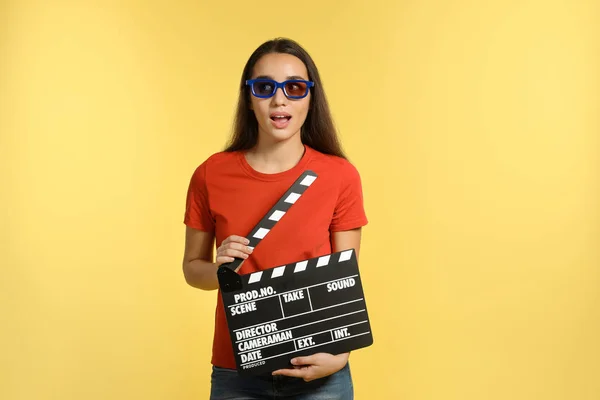 Frau Mit Popcorn Während Kinoshow Auf Farbigem Hintergrund — Stockfoto