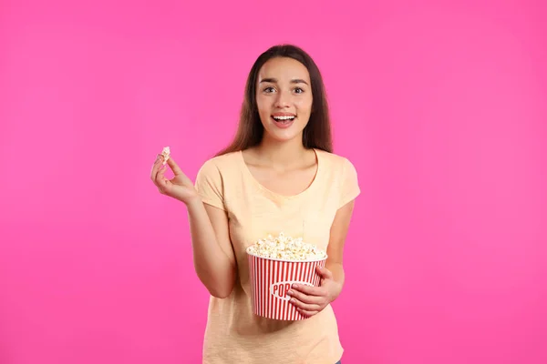 Mujer Con Palomitas Maíz Durante Espectáculo Cine Sobre Fondo Color —  Fotos de Stock