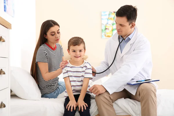 Far Och Son Besöker Barnläkare Läkare Som Arbetar Med Patienten — Stockfoto