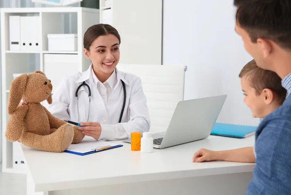 Father Son Visiting Pediatrician Doctor Working Patient Hospital — Stock Photo, Image