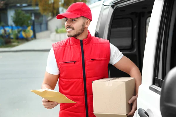 Joven Mensajero Comprobando Cantidad Paquetes Furgoneta Entrega — Foto de Stock