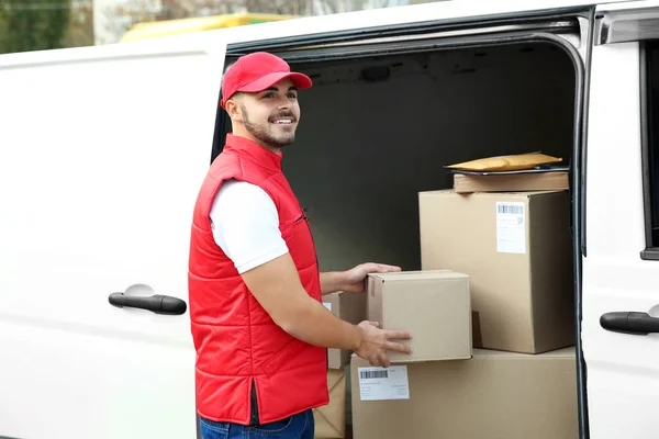 Joven Mensajero Comprobando Cantidad Paquetes Furgoneta Entrega — Foto de Stock