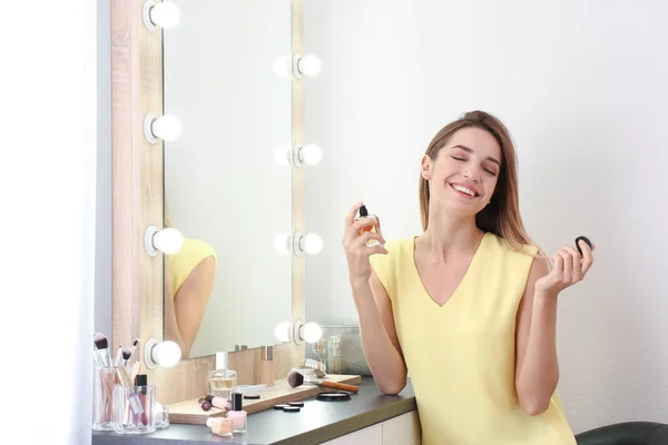 Kadın Parfüm Soyunma Odasında Ayna Yakınındaki Uygulama — Stok fotoğraf