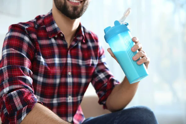 Jeune Homme Avec Bouteille Protéine Secouer Maison Gros Plan — Photo